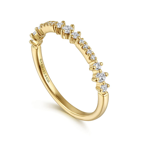Delicate Graduated Round Diamond Ring Band in Yellow Gold, 0.24 cttw